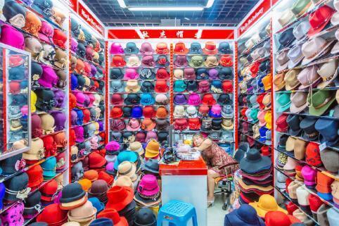 做小生意賺大錢(qián):實(shí)拍遍布中國(guó)城市的義烏小商品批發(fā)市場(chǎng)